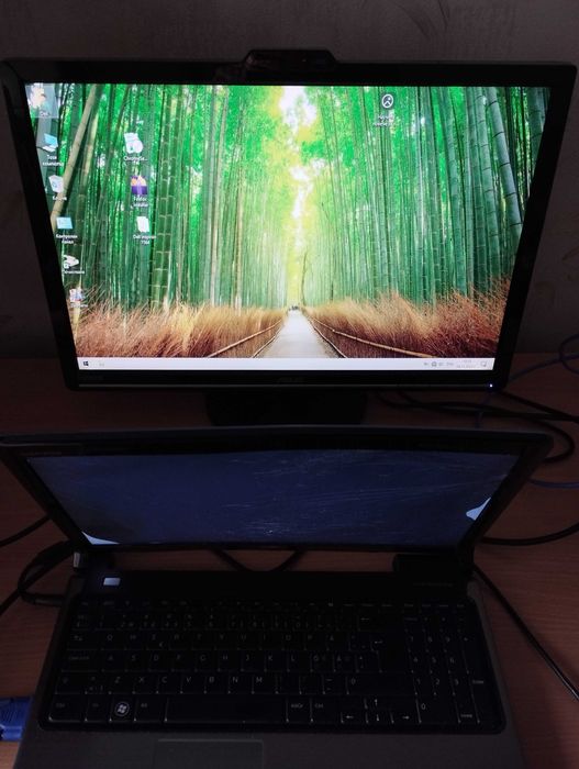 Лаптоп DELL, 4 GB DDR3, i3-350M, 250 GB, спукан дисплей, легален Win10