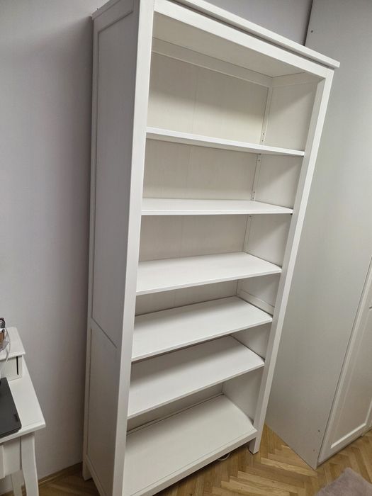 Vând biblioteca Ikea Hemnes