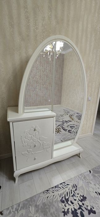 Зеркальный шкаф для спальни