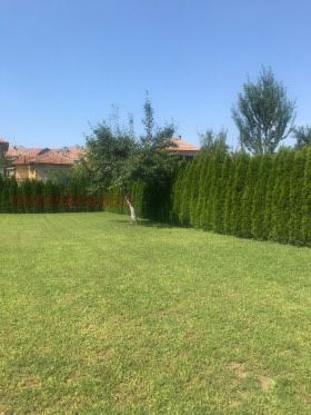 Къща с два жилищни и един призмен етаж в гр. Бяла Слатина