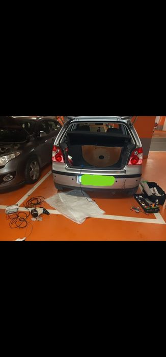 Montez senzori de parcare, camere video, casetofoane, fac boxe cu Blue