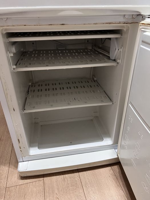 Продам холодильник б/у Indesit, работает.
