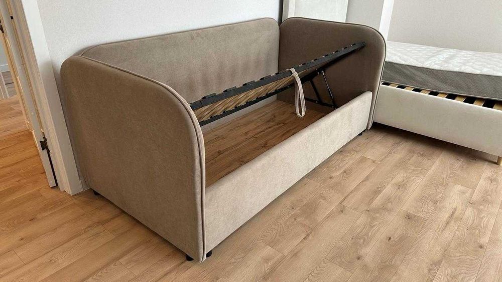 Диван кровать с подушками побокам