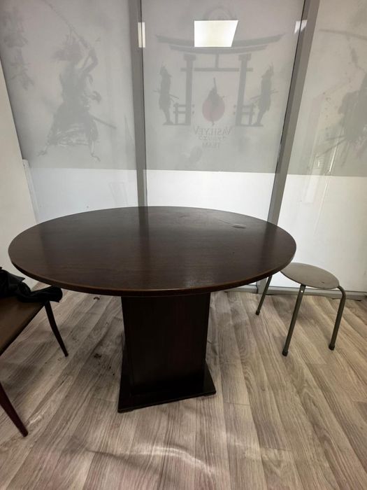 Продам стол и шкаф