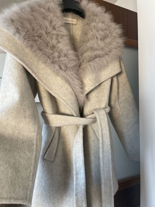 Палто с вълна и яка от естествен косъм