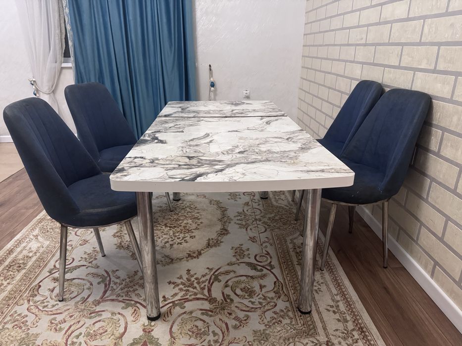 Продам кухонный стол со стулями