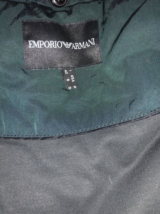 Vând gecuta Armani ofer detali in privat