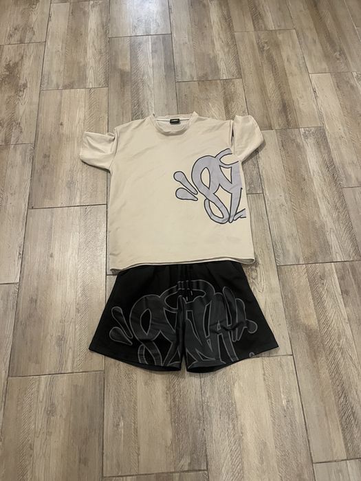 compleu pantaloni scurti si tricou syna