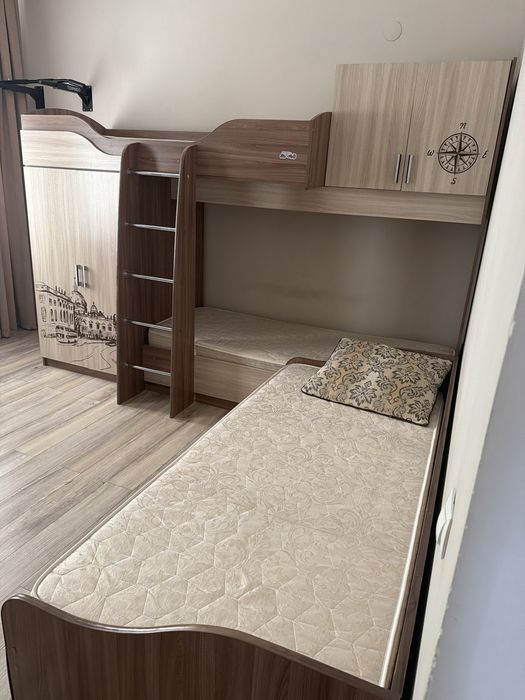 Продам детскую, со столом и полкой