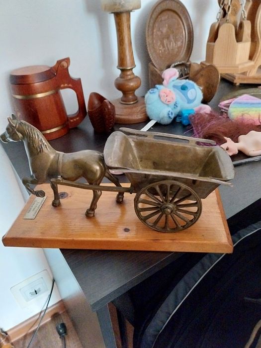 Trăsură cu cal bronz