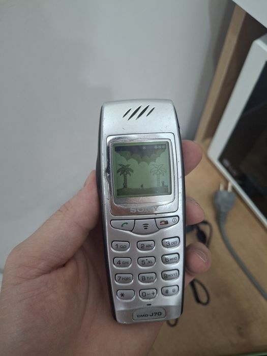 Телефон Sony J70