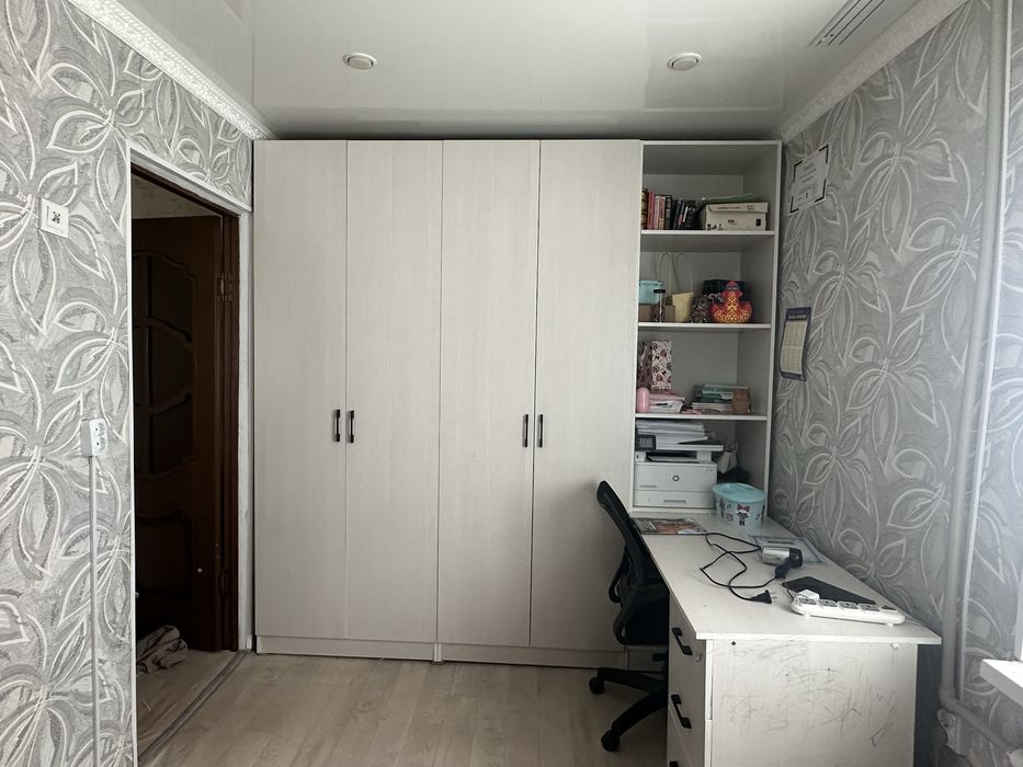 Компактный шкаф с столом