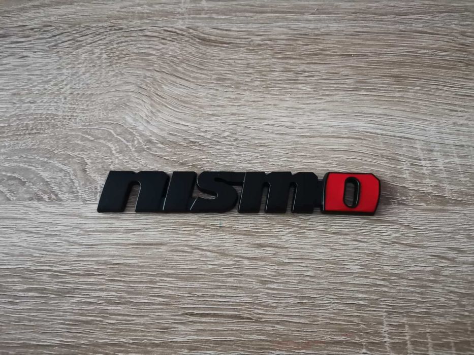 Nissan Nismo Нисмо черен с червено надпис стикер