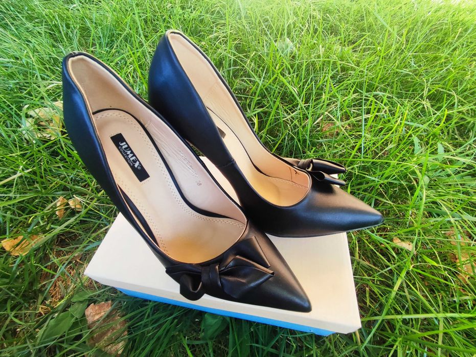 Черни кожени обувки с панделка