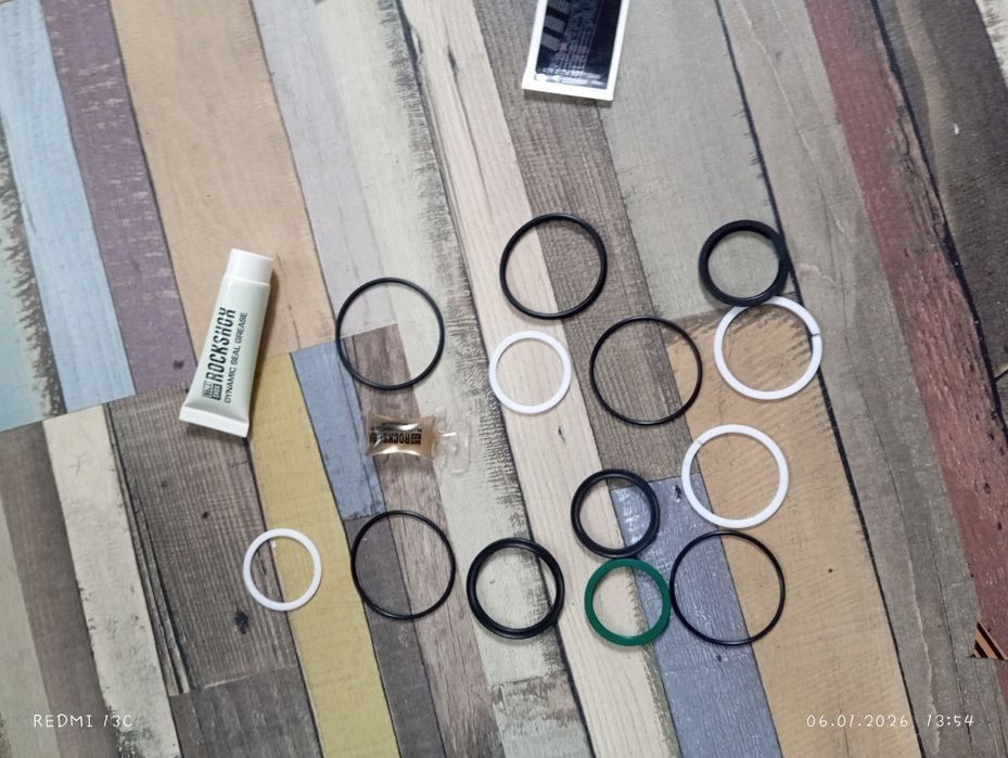 Service kit  rockshox ( pentru shock)