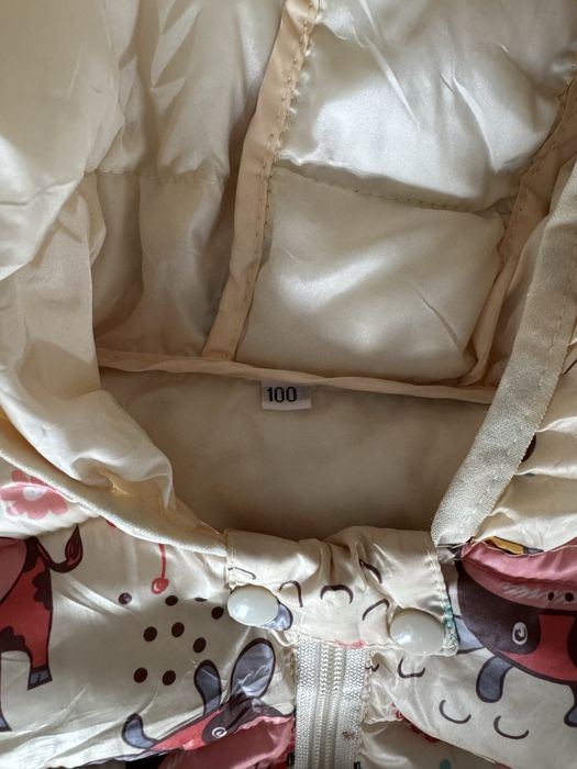 Продам пальто на девочку и жилетку