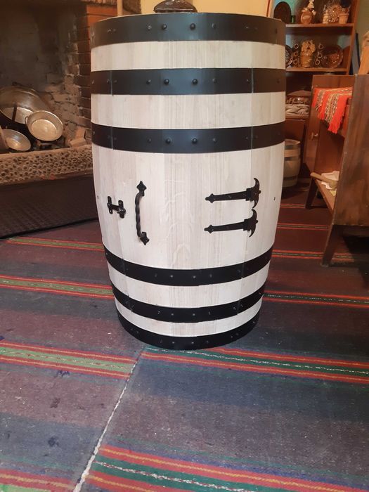 Дървени маси и столове, шкафове тип буре.