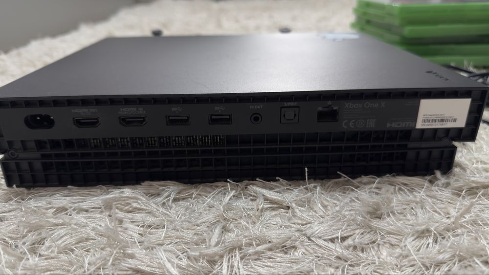 Vand Consola Microsoft Xbox One X ,1TB ,4K + 2 Controllere