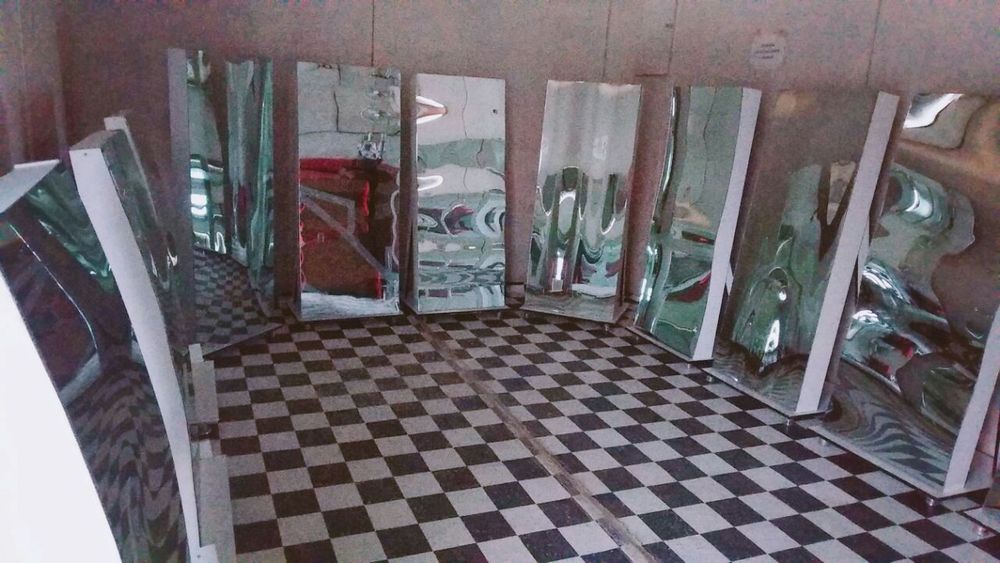 Смешное зеркало, комната смеха