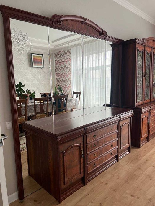 Продается Мебель для гостиной, Б/У. Комод и сервант.