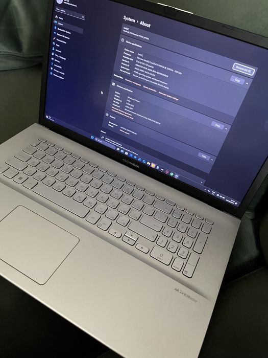Asus Vivobook с най-големия екран като нов