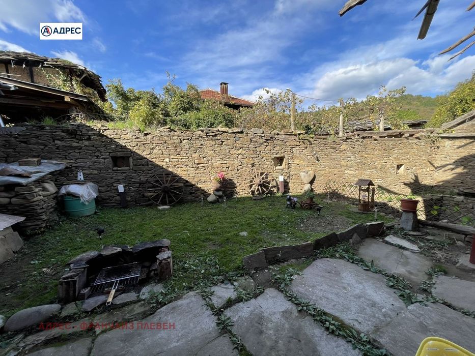 Къща в Ловеч, област-с.Лешница площ 65 цена 45000