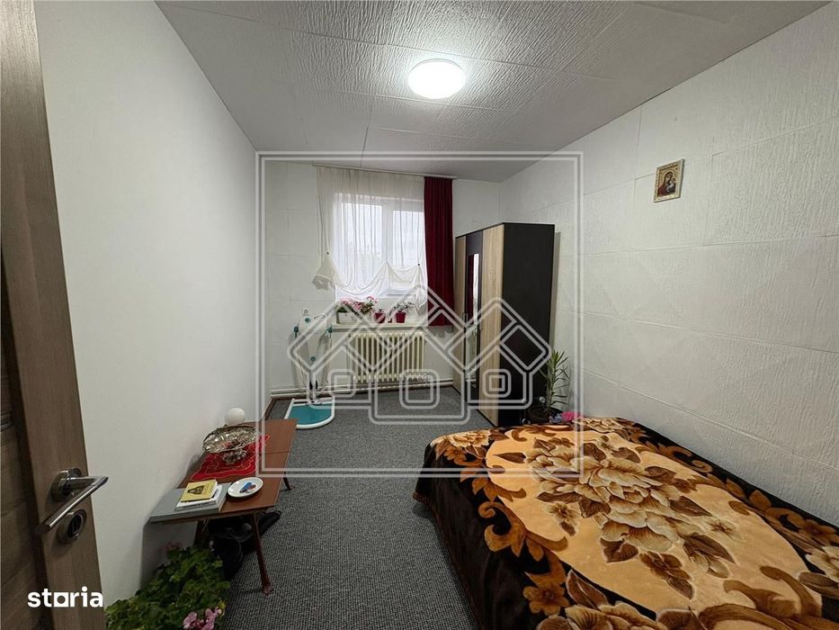 Casa cu 4 camere, balcon si curte - zona Lazaret