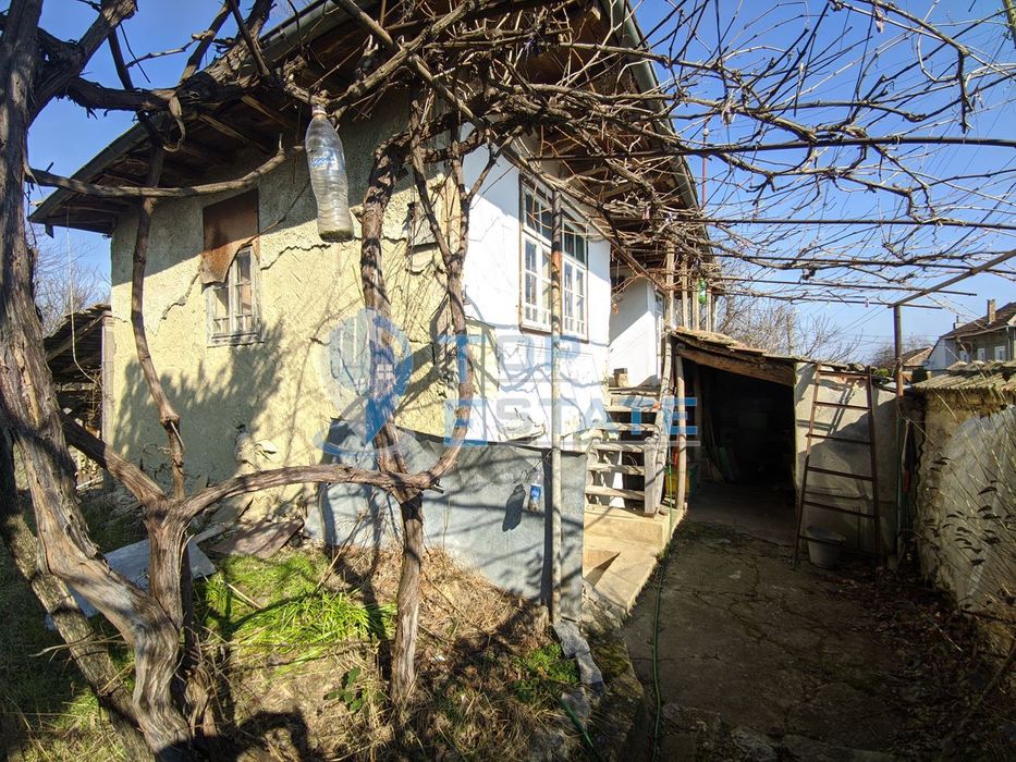 Старинна къща с голям двор в село Мусина