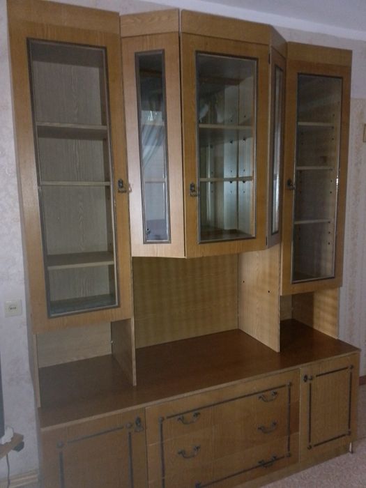 Стенка коричневого цвета