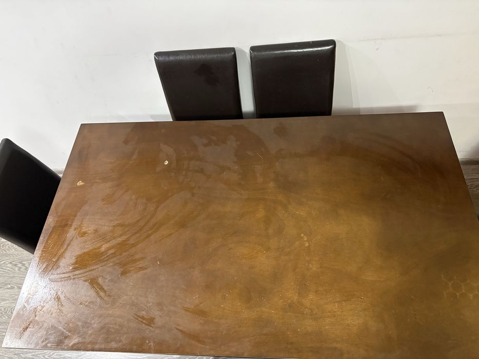 Трапезна маса и столове