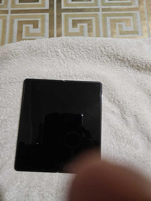 Тилифон в хорошем состоя имеет трещину на переднем экране нии