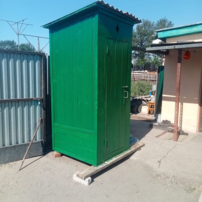 Туалет уличный крашенный