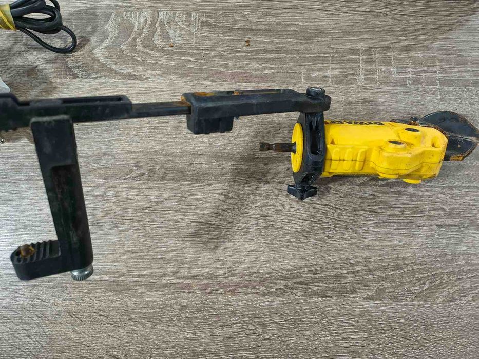 Винтоверт  DeWalt и приставка за рязане на ламарина!