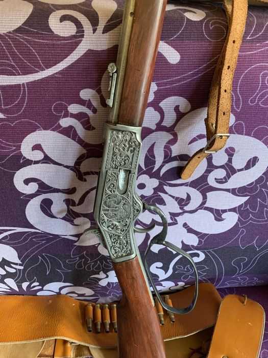 Реплика пистолети Колт и пушка Уинчестър