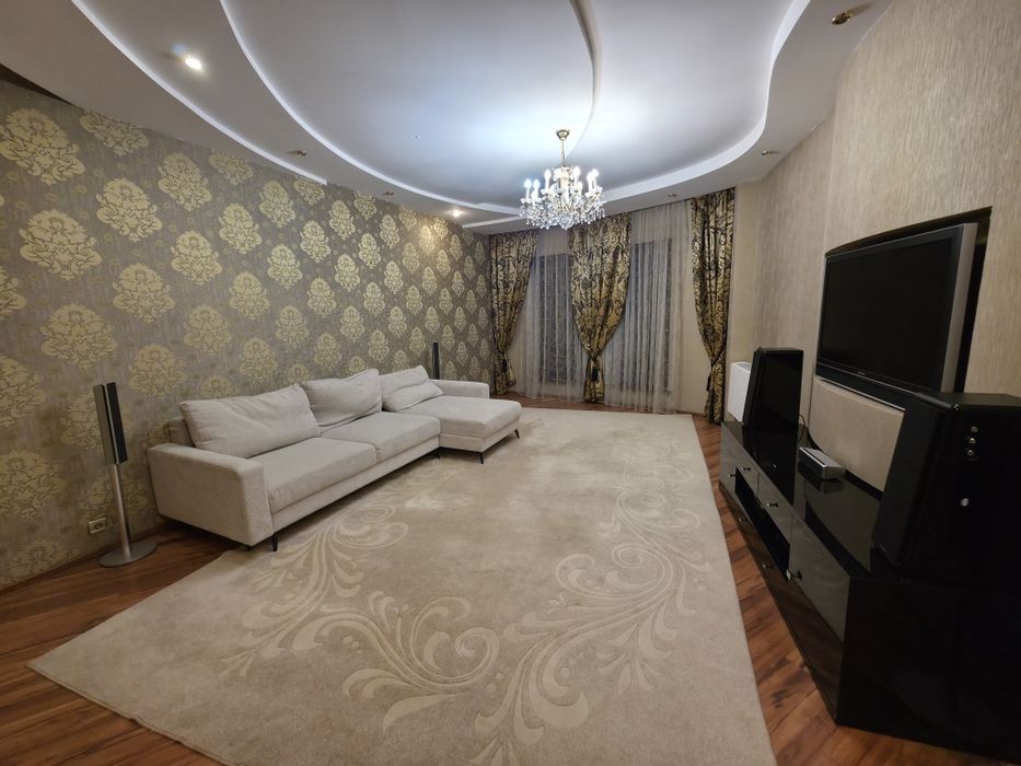 Продаётся 4-комнатная просторная квартира