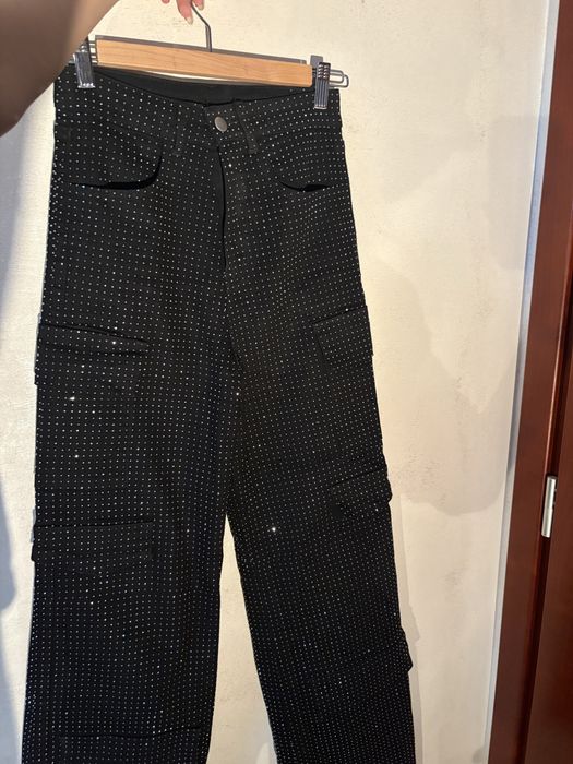 Черни лъскави елегантни дънки