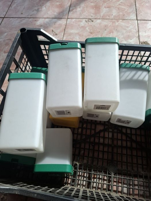 Vand 3 hranitoare  si 11 adapatoare iepuri