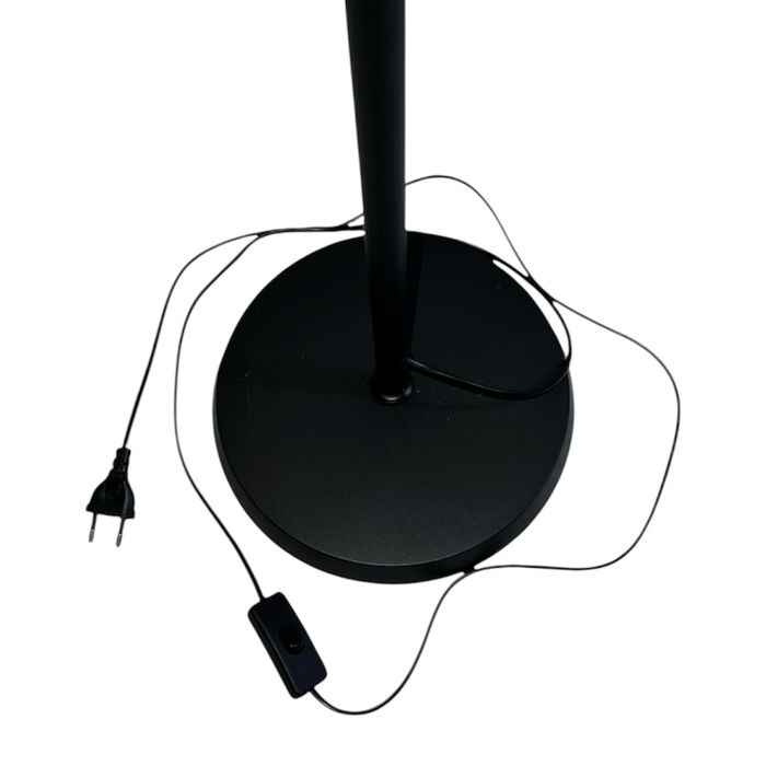 Напольный торшер с белым абажуром