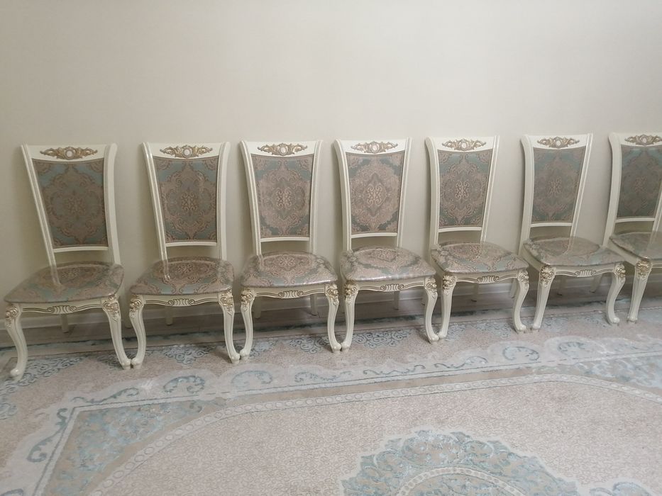 Стол со стульями