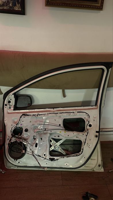 Дверь правая передняя Toyota Yaris