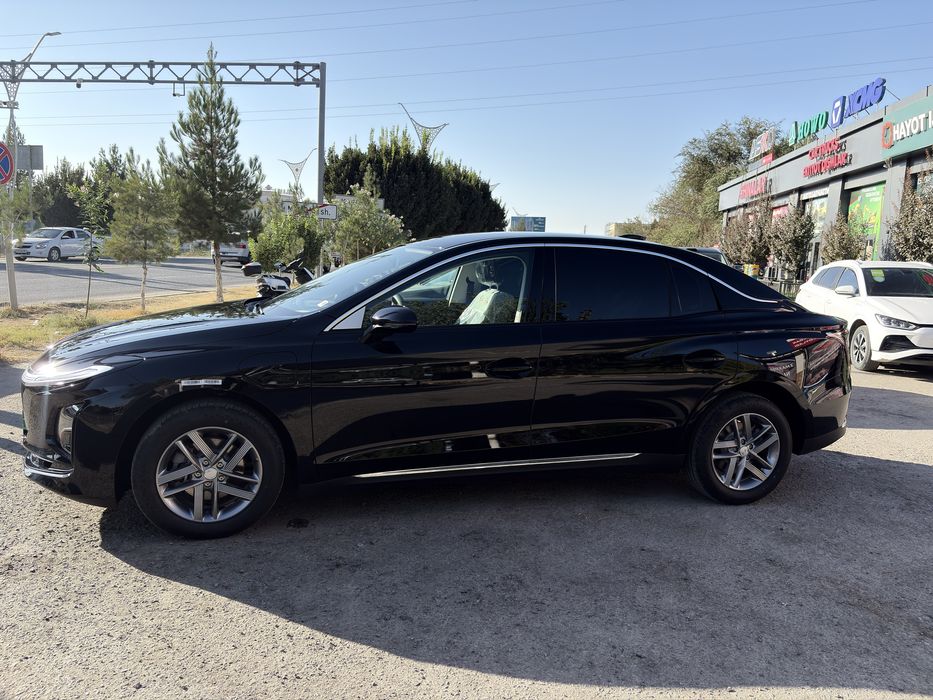 Hongqi eqm-5 500 km lig 2025-yil