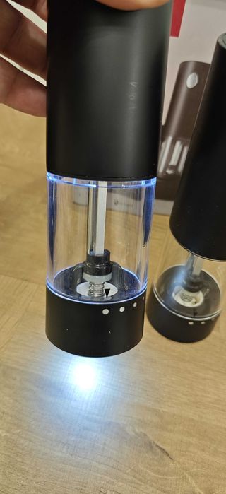 Комплект електрически мелници за сол и пипер със зарядна станция