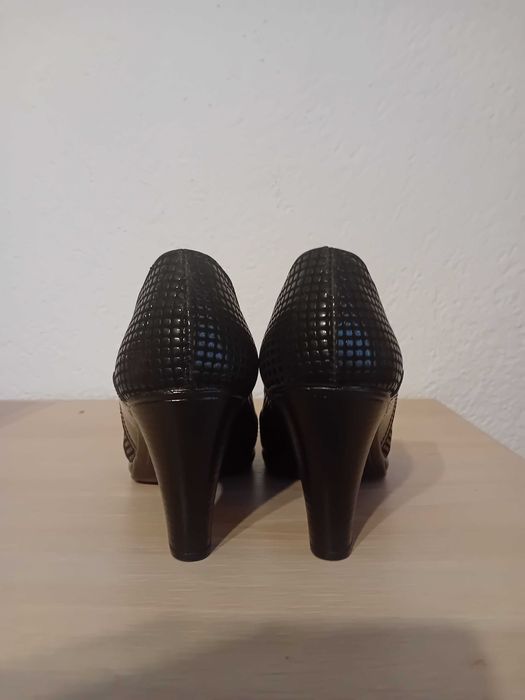 Черни обувки с висок ток