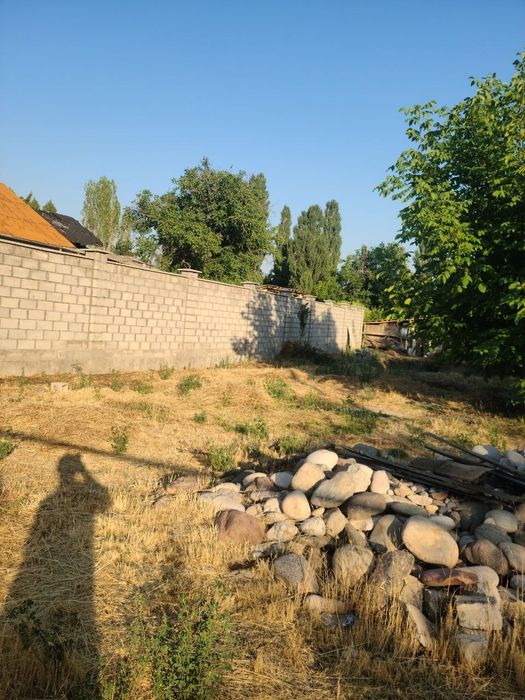 Bo‘stonliq tumanida srochna 12 sotixli uchaska sotiladi.