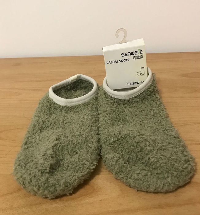 Șosete scurte pufoase verde închis