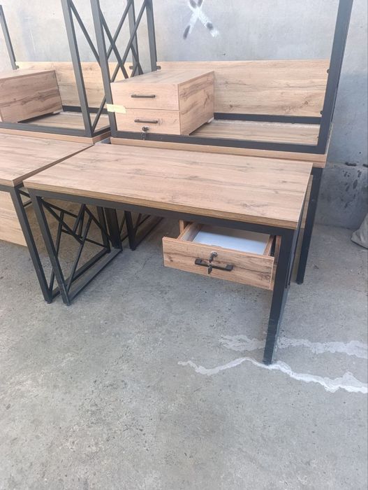 Имеется письменный стол в стиле лофт стеллажи в наличии.