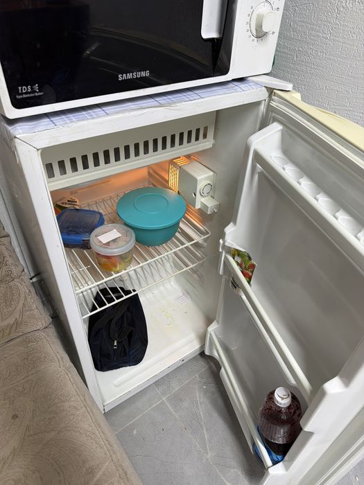 Парта, стол для ученика и холодильник