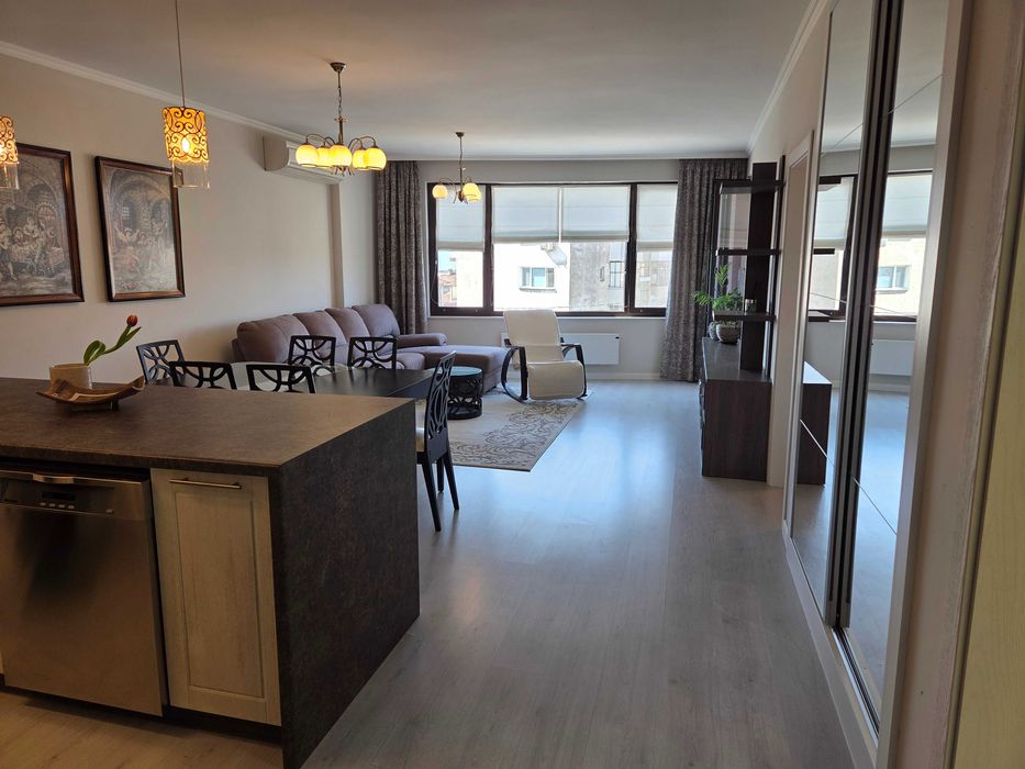 Дава се под наем Двустаен апартамент в Карлово - 76 кв.м за 448.8 € - Снимка #1