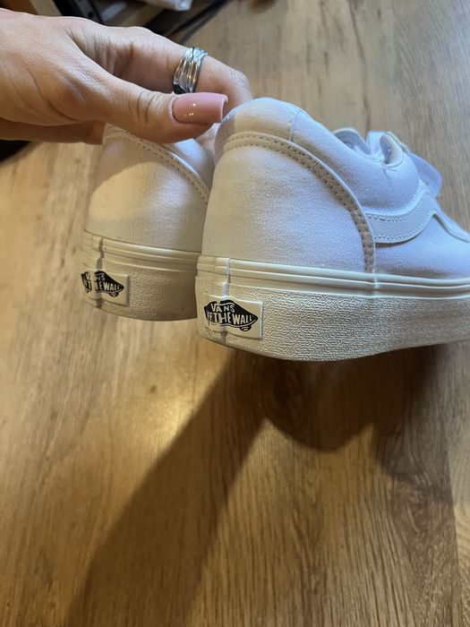 Бели кецове Vans (39)