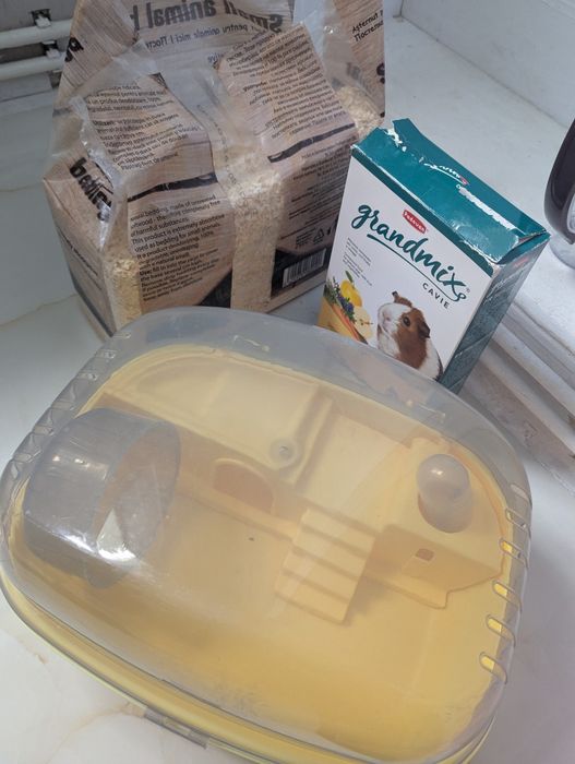 Cușca hamster, rumeguș și mâncare